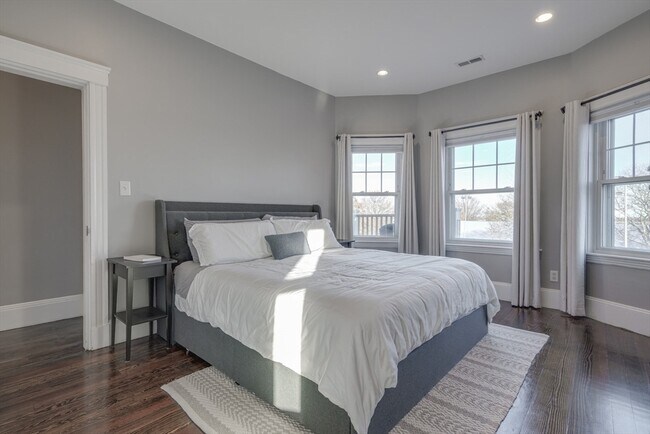 Building Photo - 41 Farragut Rd