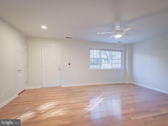 Building Photo - 5210 Maris Ave
