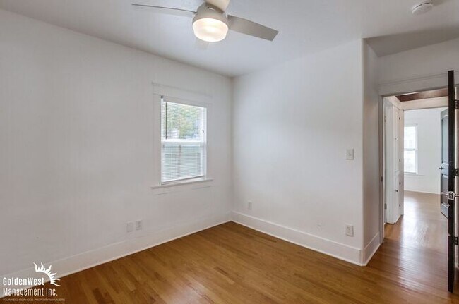 Building Photo - Charming 3Bdm 2Ba Home Located in the Norm...