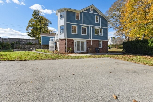 Building Photo - Charming 3-Bedroom in Downtown Niantic