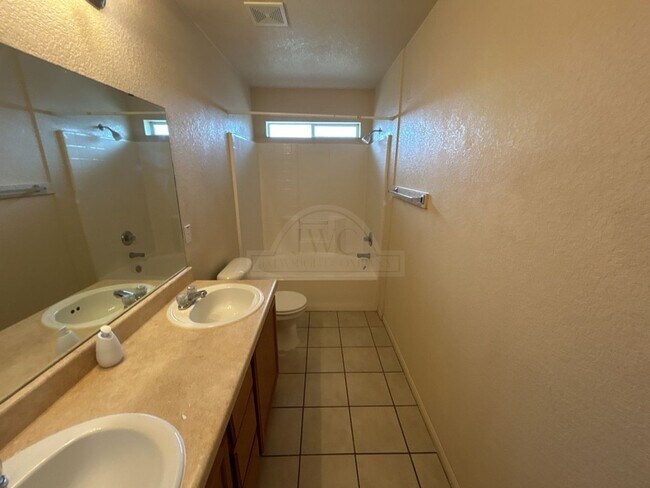 Building Photo - 509 W Ave B Ave