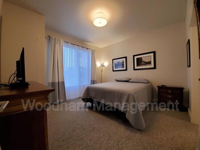 Building Photo - 2222B Willow Dr