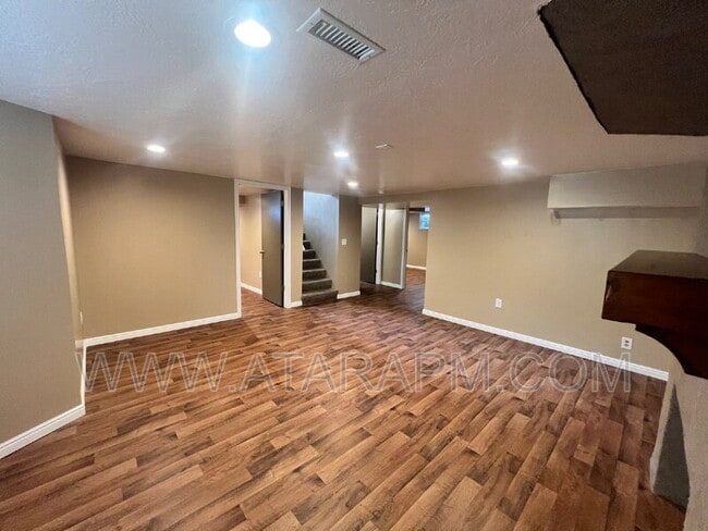 Building Photo - 871 Foothill Dr