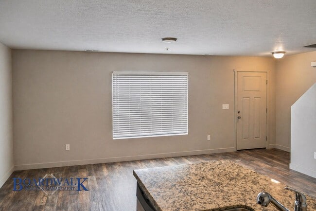 Building Photo - Large Herriman 3 Bed 2 Bath Town Home!