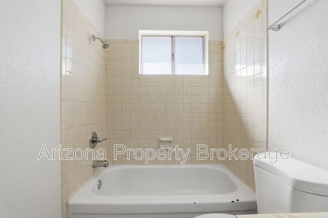 Building Photo - 3635 E Beverly Ln