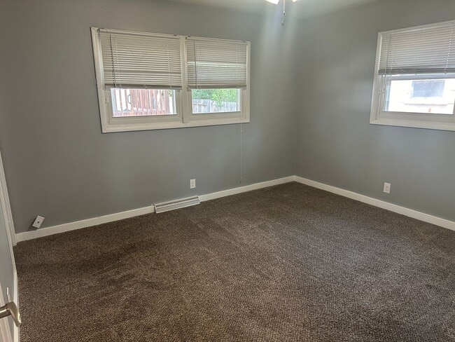 Building Photo - 5 bedroom 2 1/2 bath home for rent