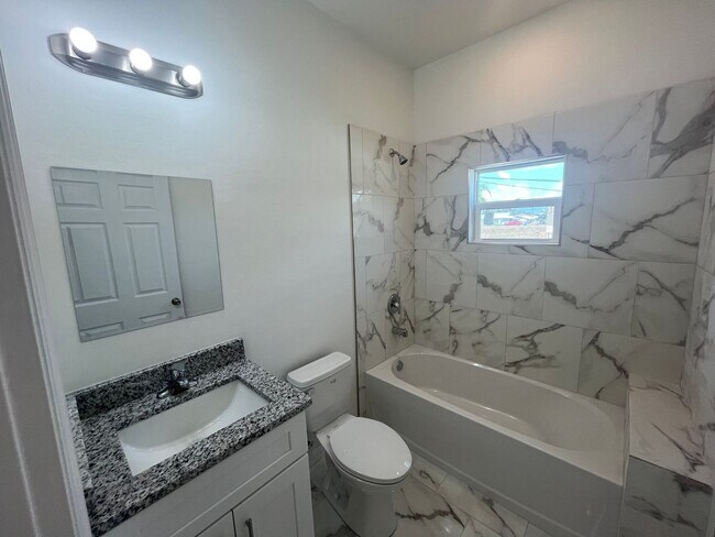 Building Photo - ASK US ABOUT FREE RENT! LOCATION LOCATION ...