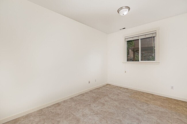 Building Photo - Beautiful Craftsman home available for ren...