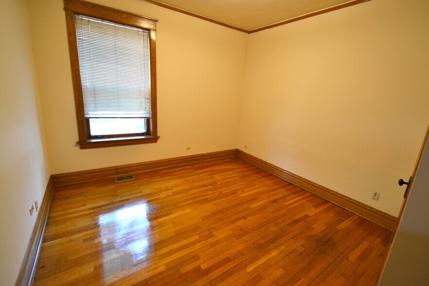 Building Photo - 3767 N Lakewood Ave