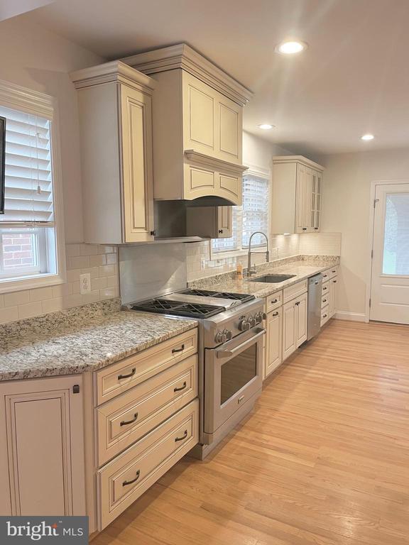 Building Photo - 9309 Main St