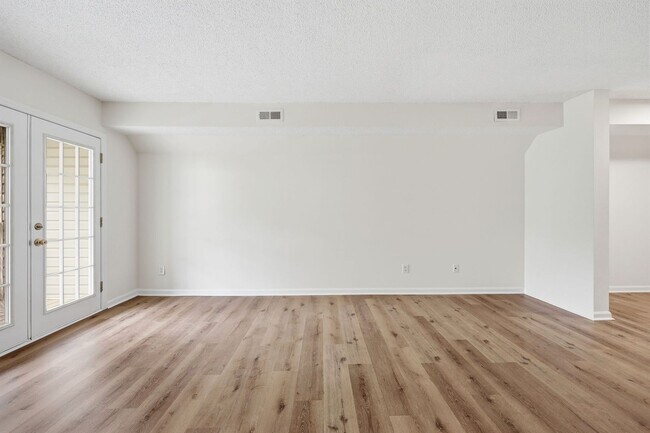 Building Photo - Updated 2BR Townhome in Prime Chapel Hill Location with Pool & Tennis!