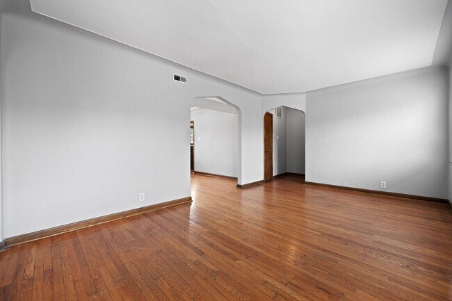Building Photo - 5821 Lindenwood Ave