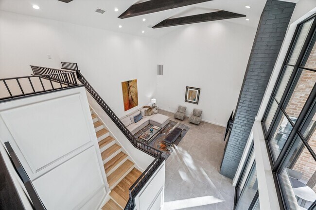 Building Photo - 10 S Briar Hollow Ln