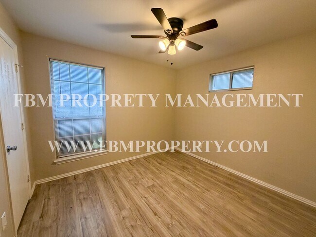 Building Photo - 3008 View Ln