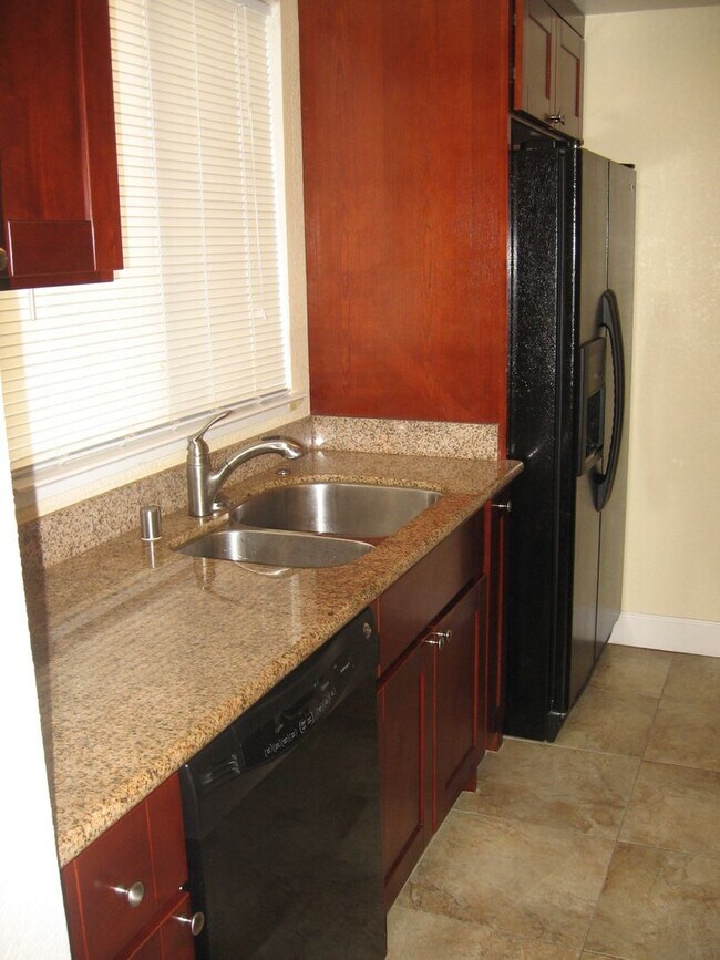 Building Photo - 2x2 unit
