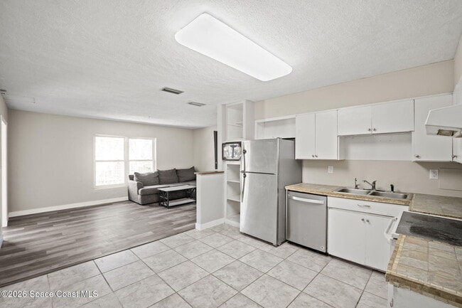 Building Photo - 1137 Delmar Terrace