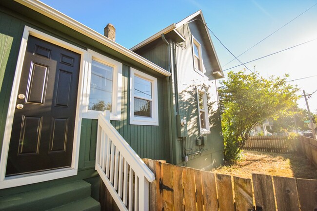 Building Photo - Beautiful 4 Bed 2 Bath Home in NE Portland!