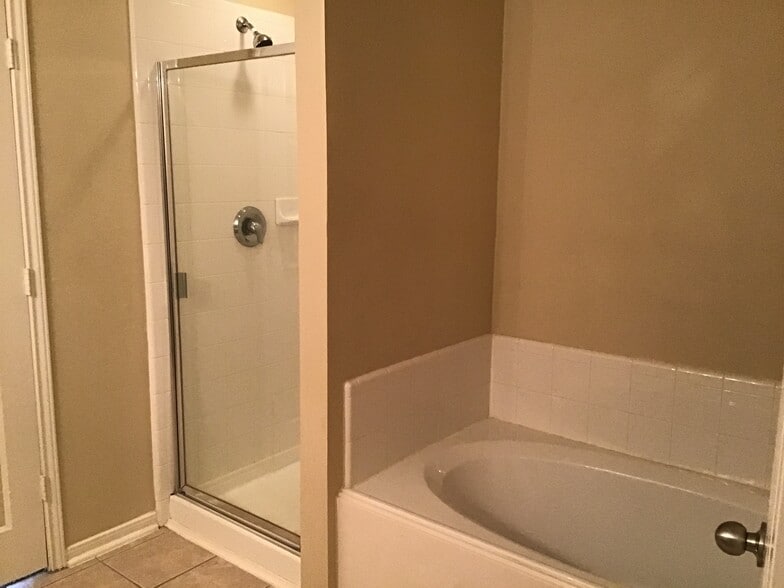 Building Photo - 5602 Darby Square Trl