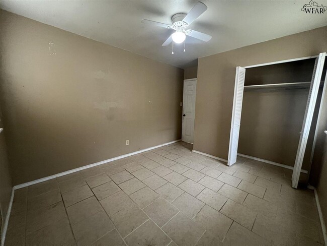 Building Photo - 115 E Garden Dr