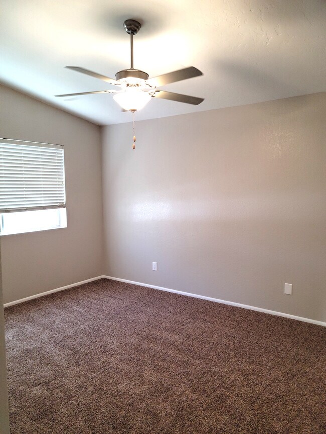 Building Photo - 5135 E Evergreen St