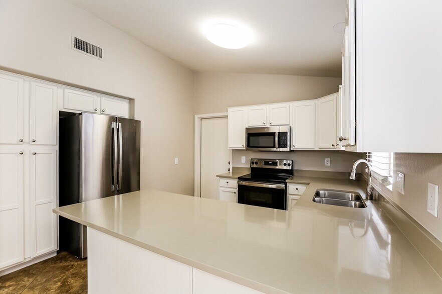 Building Photo - 1058 S Sierra St