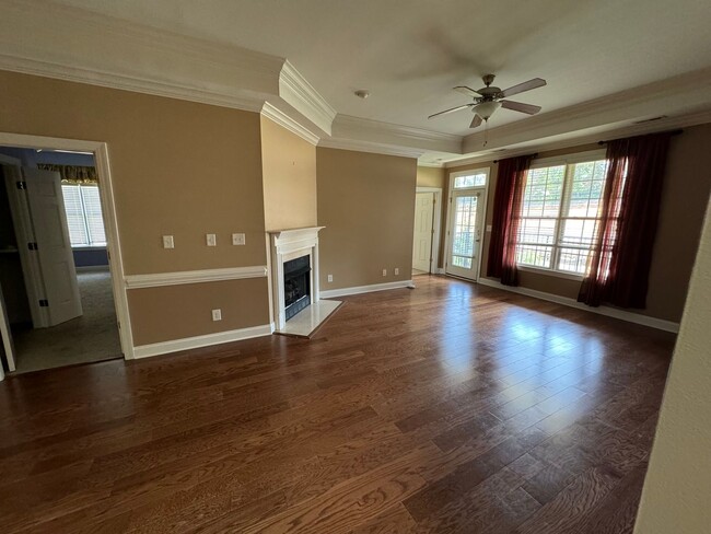 Building Photo - Expansive 2nd-floor Condo