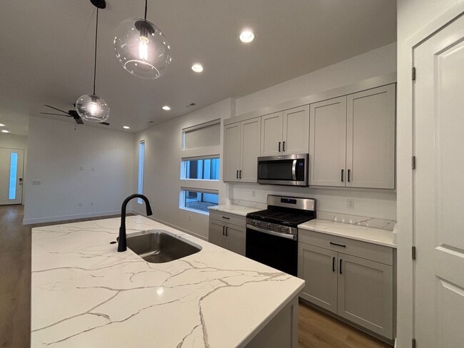 Building Photo - SPACIOUS PATIO HOME FOR RENT!