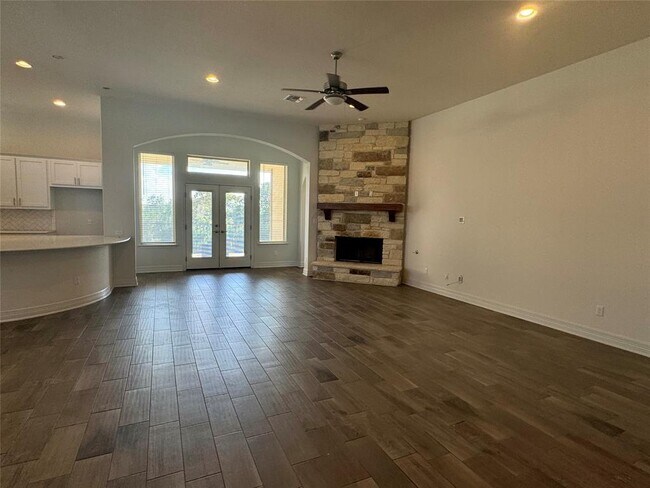Building Photo - 124 Woodway Bend