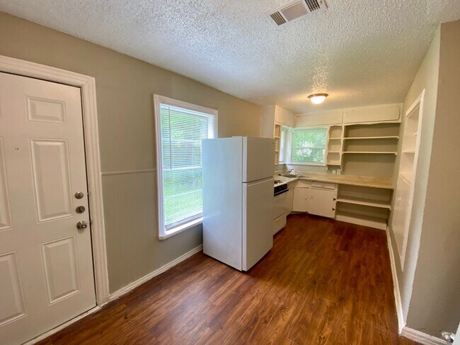 Building Photo - Charming home with a large fenced backyard...