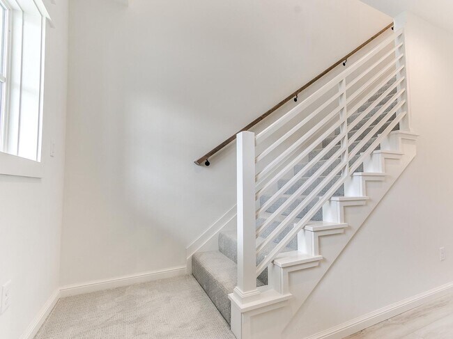 Building Photo - Luxury, Zero Maintenance Living Edmond Townhome