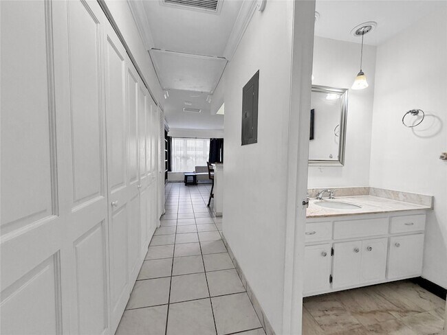 Building Photo - 405 N Ocean Blvd