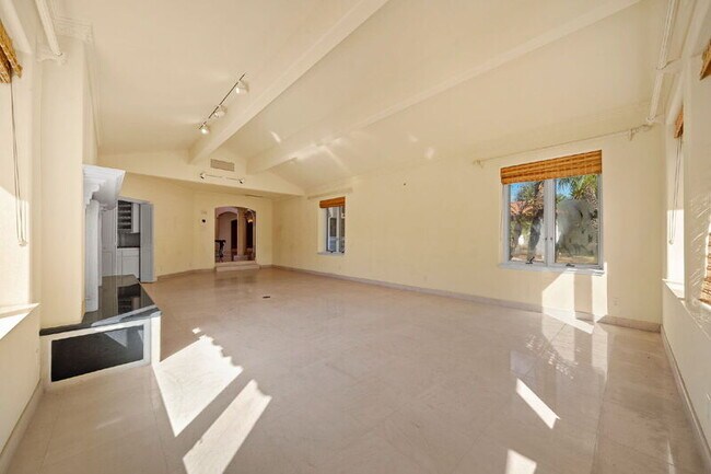 Building Photo - 18714 Bernardo Trails Dr