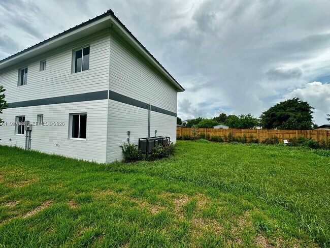 Building Photo - 722 NW 6th Ct