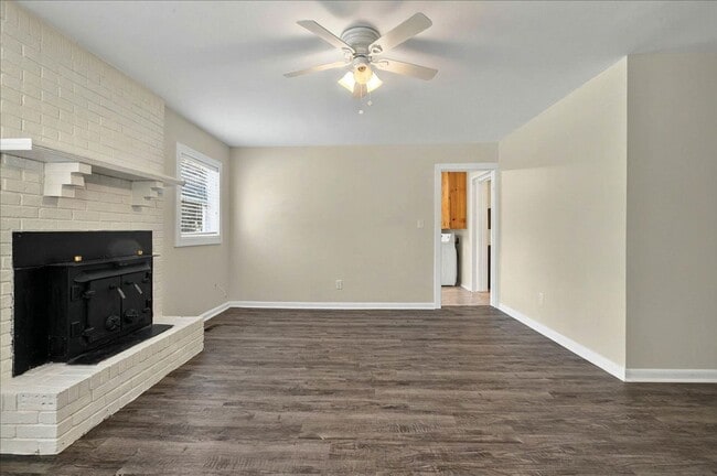 Building Photo - 4 bed 2 bath house, walk to stadium! Available August 2026