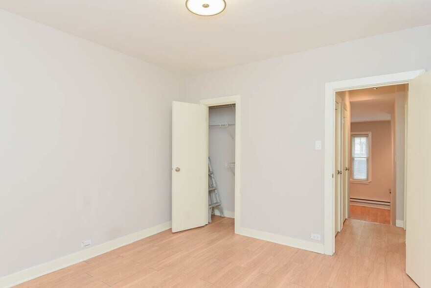 Building Photo - 511 W Belmont Ave