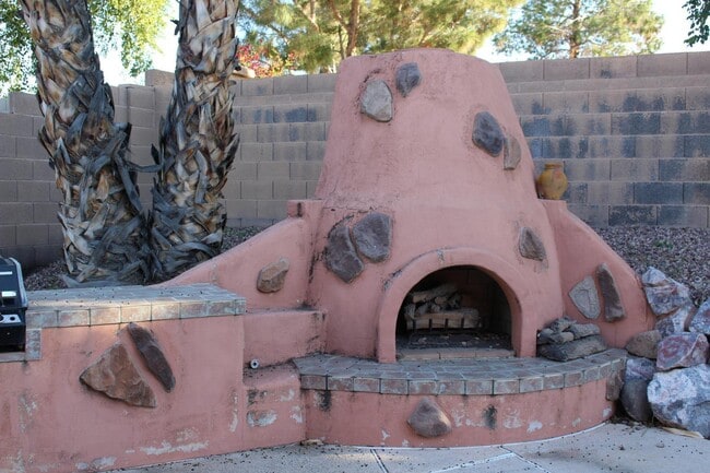 Building Photo - 875 W Aloe Pl