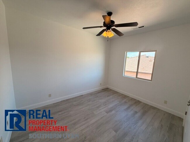 Building Photo - Legacy Townhome