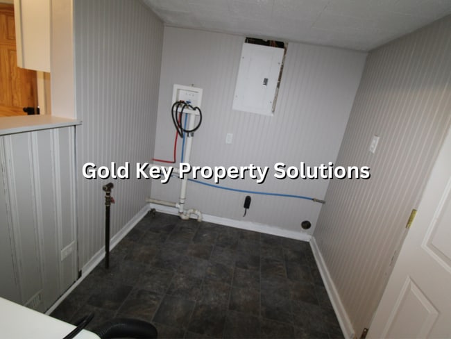 Building Photo - Updated 2 BR 1 BA House with Garage and Ce...