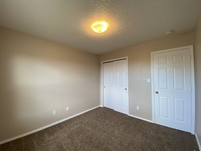 Building Photo - LOTS OF SPACE - LARGE 3 BR PLUS LOFT!