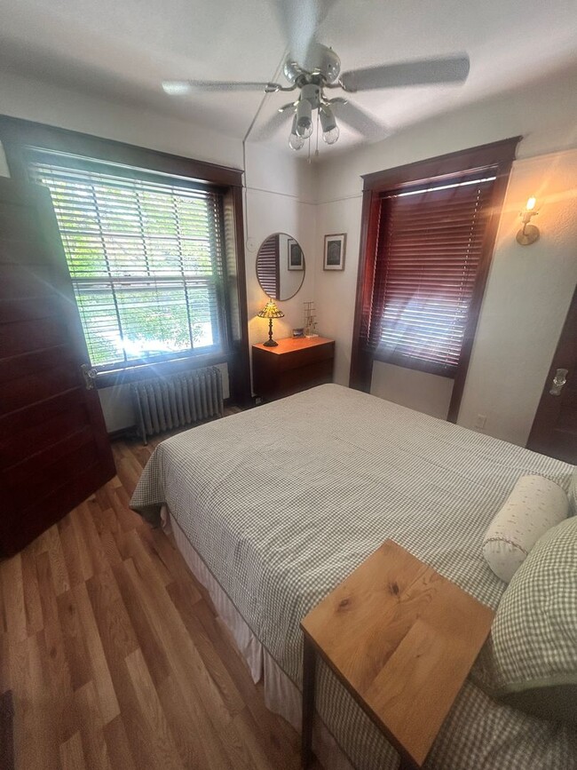 Building Photo - 2 bed 1 bath Cap Hill Condo w/Parking!