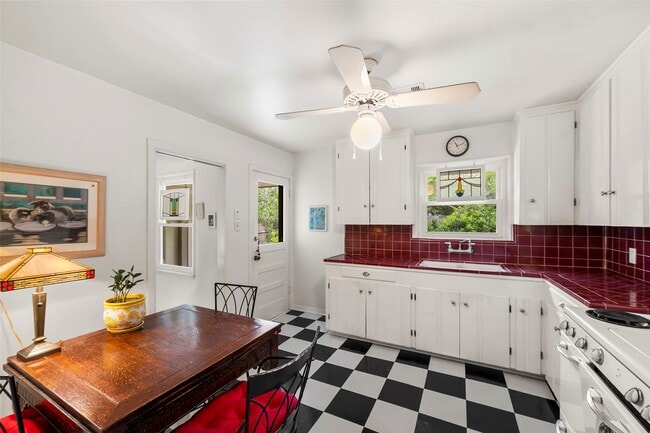 Building Photo - 2114 Saxon Dr