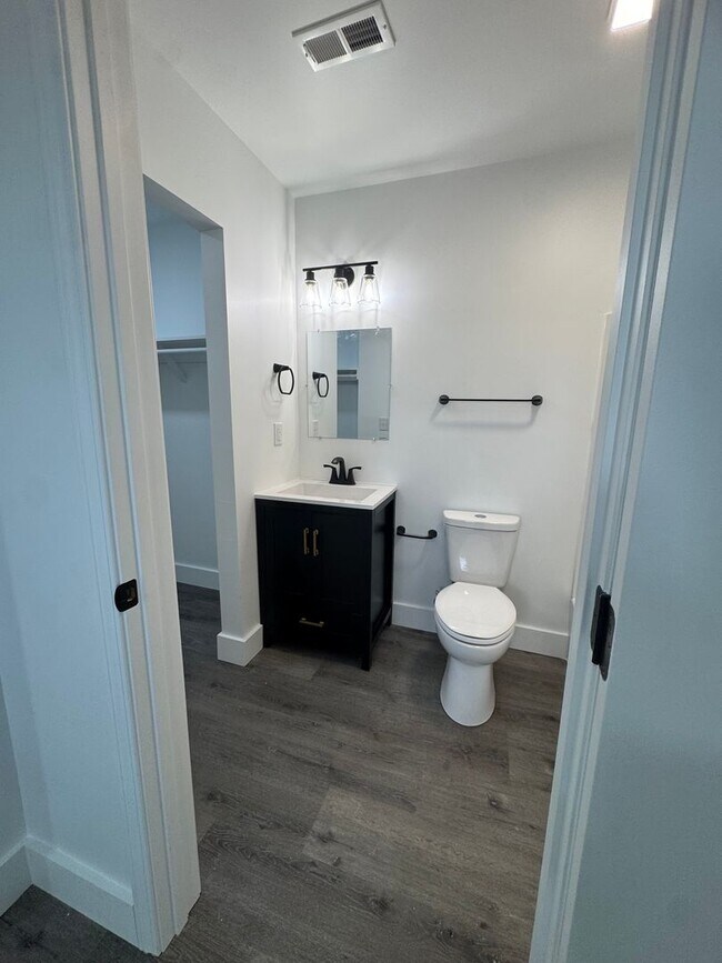 Building Photo - 1 Bed, 1 Bath Apartment