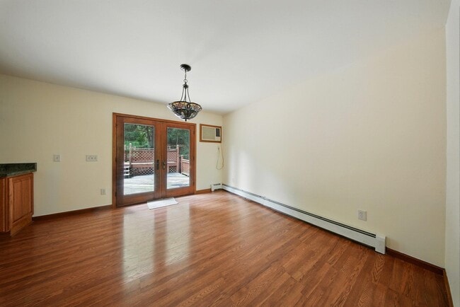 Building Photo - 501 Burlingham Rd