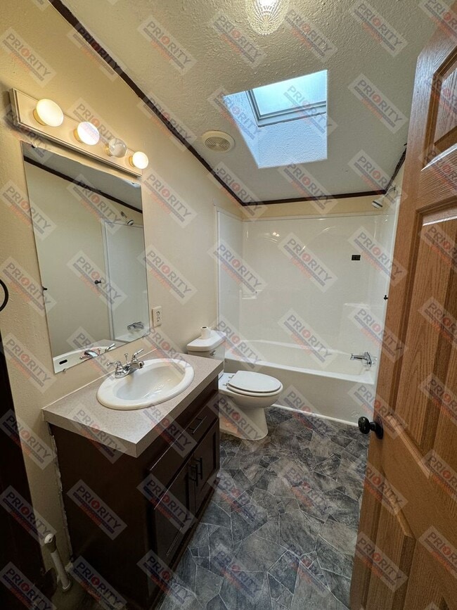 Building Photo - Spacious 4 bedroom single family home