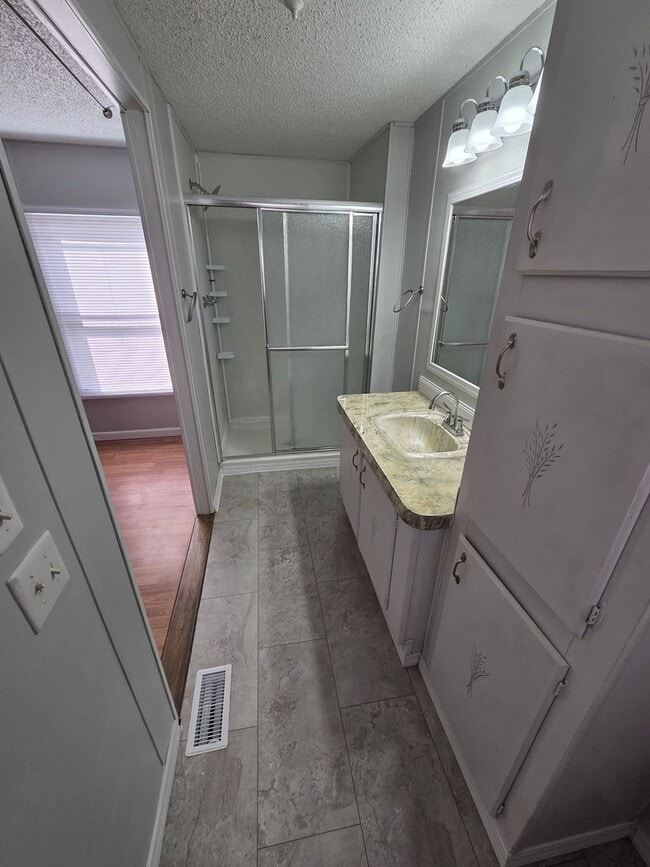 Building Photo - 2 bedroom 1 bathroom mobile home for rent