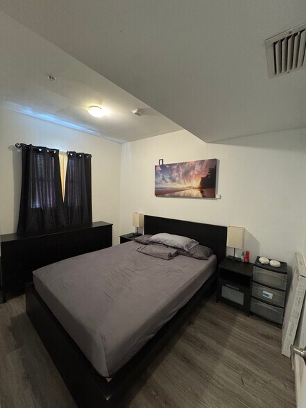 Building Photo - 810 7th St