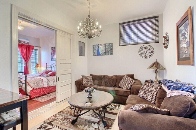 Building Photo - ***$500 Move in Special*** Charming 2 bed 1 bath W/D in unit, free parking, renovated kitchen, fe...