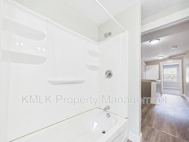 Building Photo - 428 Allyn St