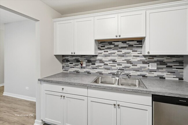 Building Photo - 144 E Bailey Rd