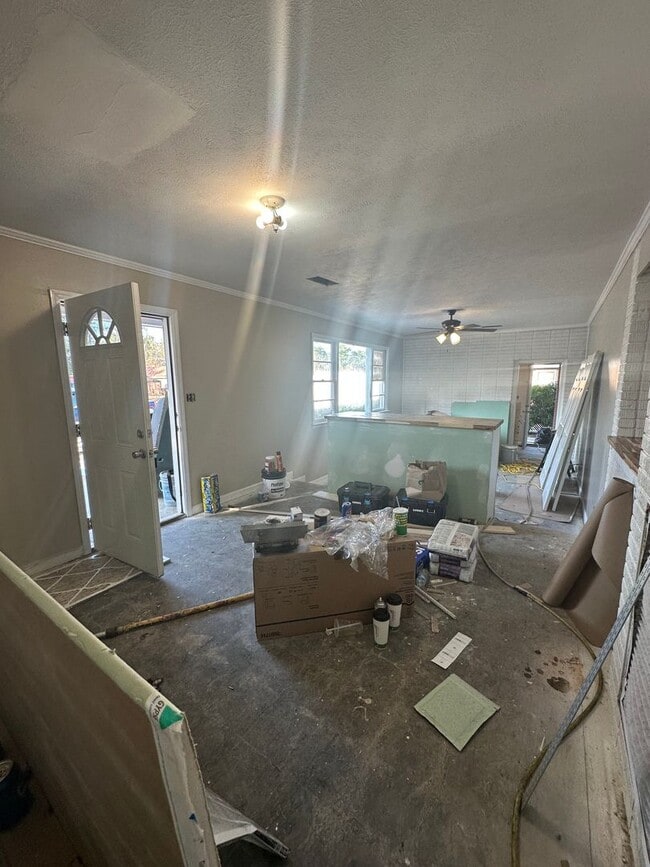 Building Photo - 3 Bed/2 Bath Home- Under Renovations